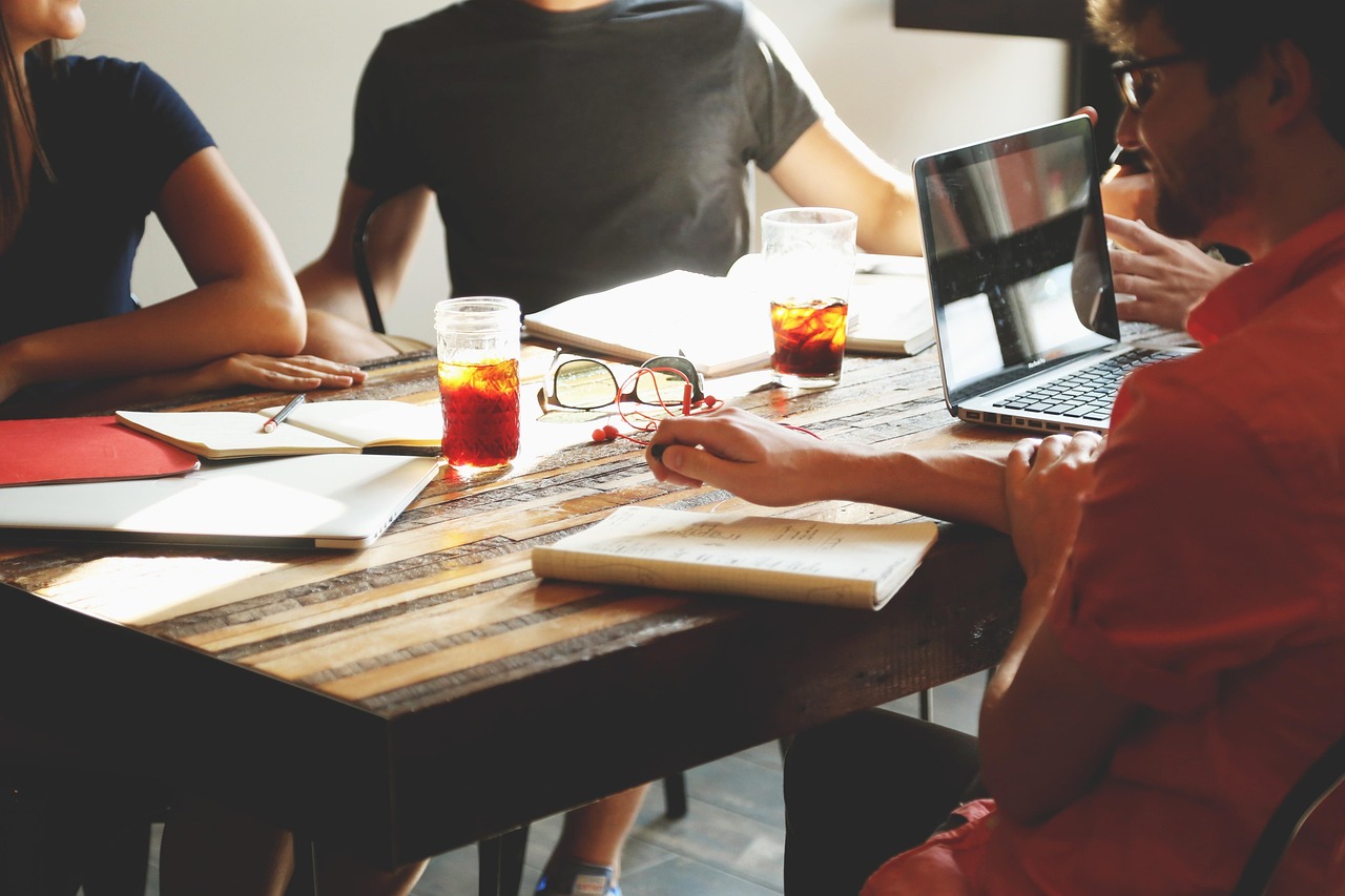 découvrez comment organiser une réunion efficace pour maximiser la productivité, favoriser la collaboration et atteindre vos objectifs rapidement.